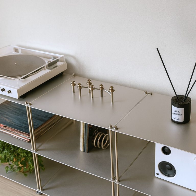 Modernes Sideboard aus Edelstahl mit Deko und Plattenspieler.