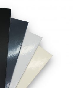 Vier Stahlplatten aus Schwarzstahl in den Farben Schwarz, Blau, Grau und Beige, nebeneinander angeordnet.