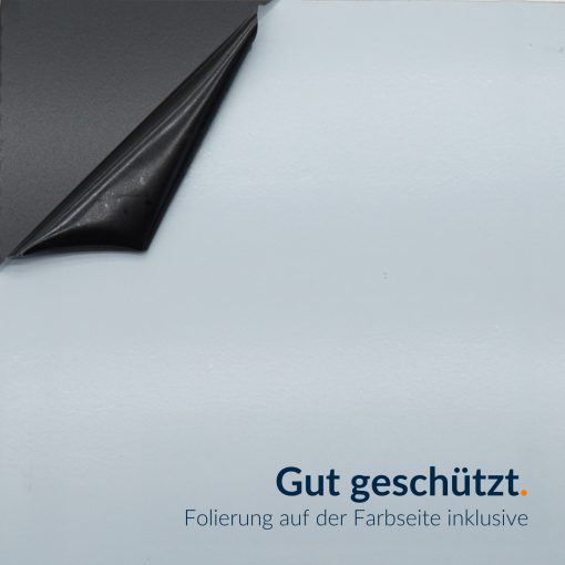 Schwarze Stahlplatte mit transparenter Schutzfolie, die die Oberfläche vor Kratzern und Beschädigungen bewahrt.