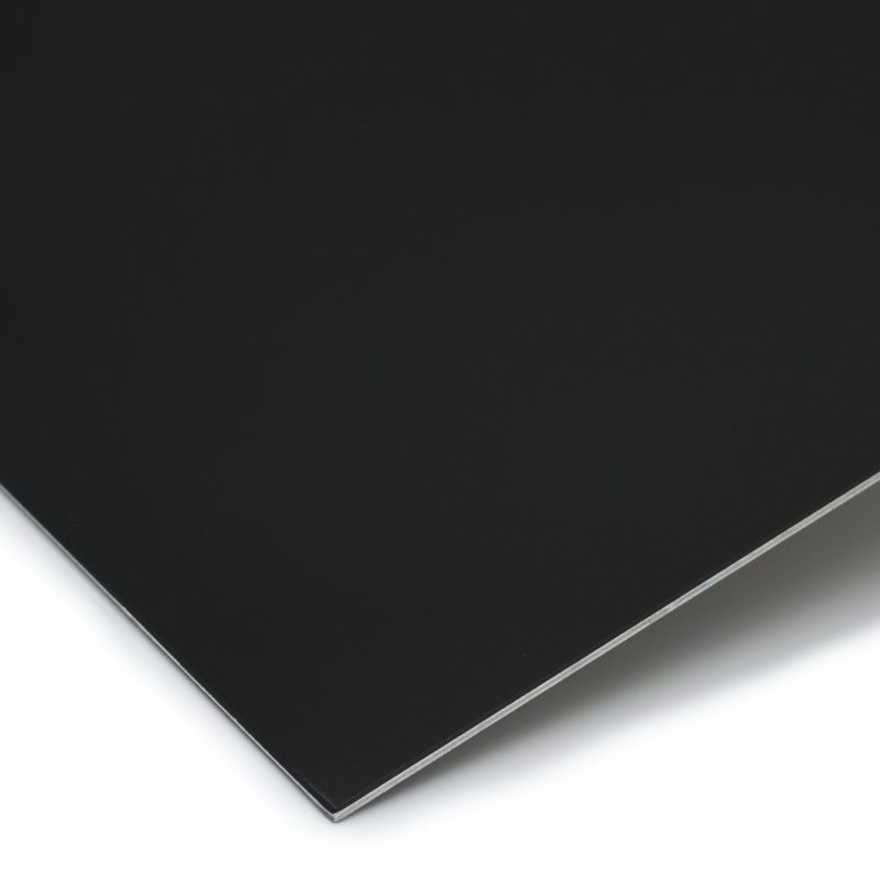 Mattes, tiefschwarzes Aluminiumblech (RAL 9005) mit glatter Oberfläche, geeignet für Innen- und Außenanwendungen.