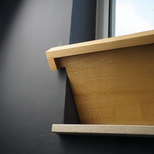 Fensterbank aus massiver Eiche mit Aufdopplung, montiert unter Fenster, sichtbare Maserung und verstärkte Optik.