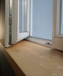 Fensterbank aus massiver Eiche unter geöffnetem Fenster, glatt geschliffen, natürliche Maserung sichtbar.