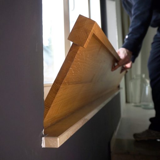 Fensterbank-Montage im Vorher-Nachher-Vergleich, zeigt deutlich die optische Verbesserung durch neue Holzfensterbank.