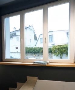 Vorher-Nachher-Vergleich zeigt ein Fenster vor und nach der Installation einer Fensterbank aus massiver Eiche.