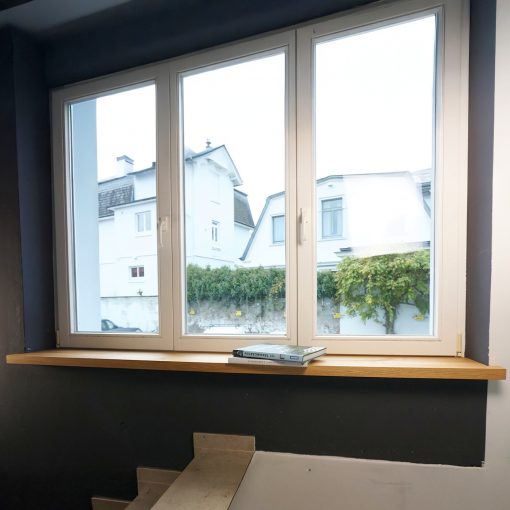 Vorher-Nachher-Vergleich zeigt ein Fenster vor und nach der Installation einer Fensterbank aus massiver Eiche.