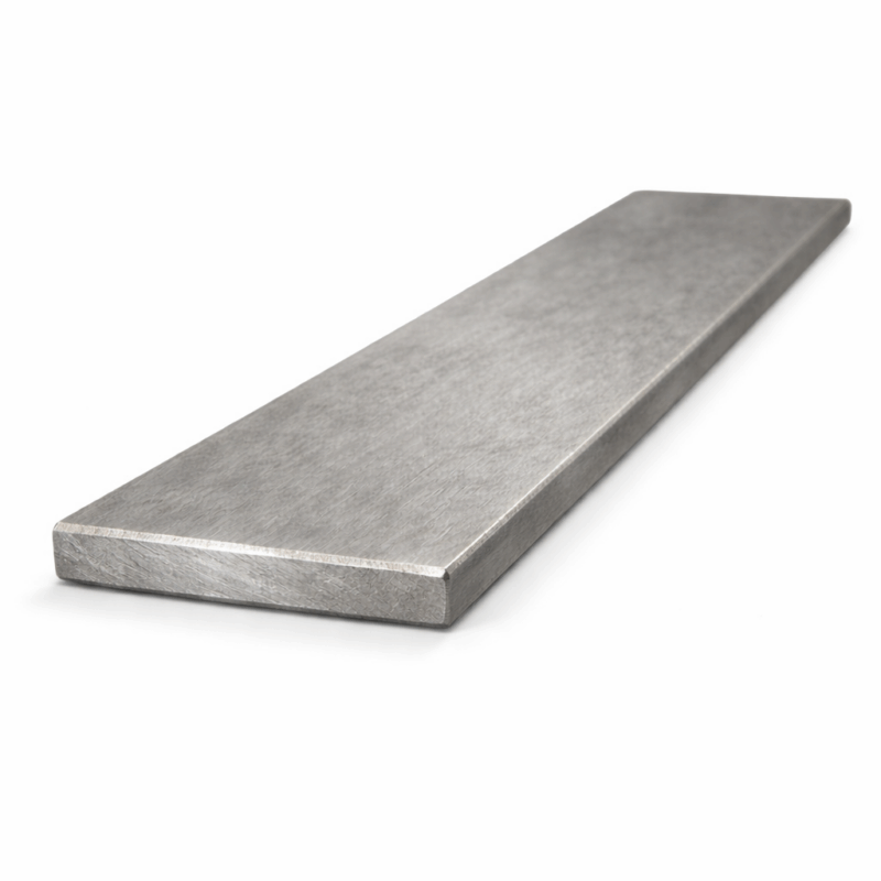 Flachmaterial aus Edelstahl V2A liegt freigestellt auf weißem Hintergrund.