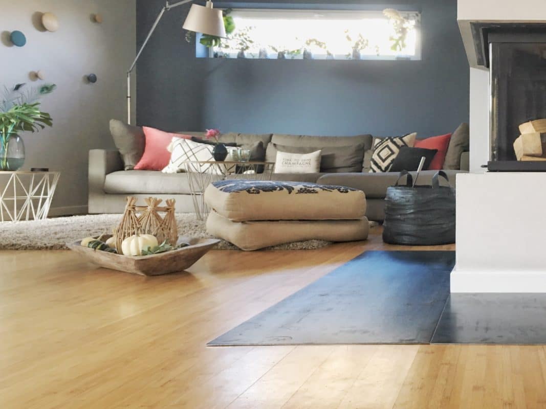 Gemütliches Wohnzimmer mit Kamin, Sofa und dekorativen Kissen.