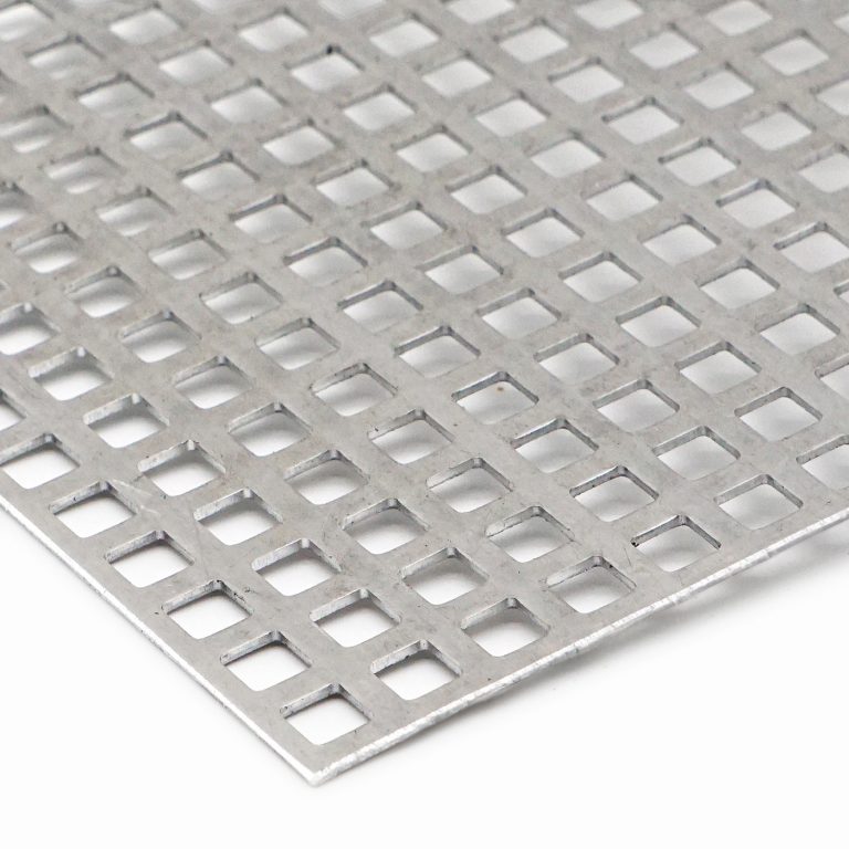 Nahaufnahme eines quadratisch gelochten Metallblechs mit regelmäßiger Struktur.