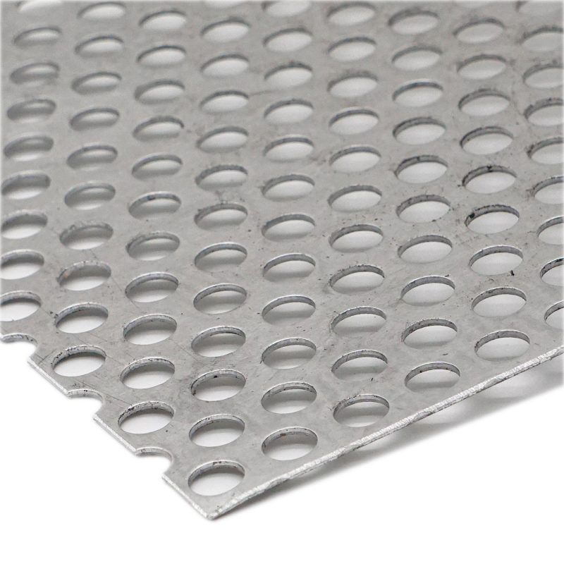 Nahaufnahme eines rund gelochten Metallblechs mit regelmäßiger Struktur.