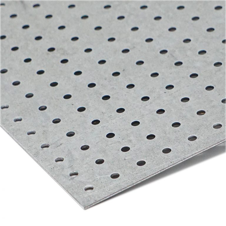 Nahaufnahme eines rund gelochten Metallblechs mit regelmäßiger Struktur.