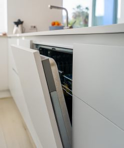 Weiße Geschirrspülerfront in einer Küche, passend für Einbaugeräte, maßgefertigt für eine nahtlose Optik.