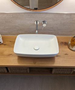 Moderner Waschtisch aus Holz mit Aufsatzwaschbecken.