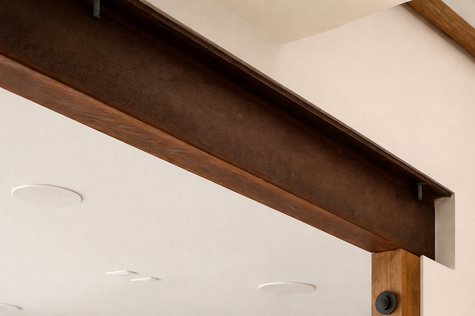 Ein HEA-Träger ist unter der Decke montiert.