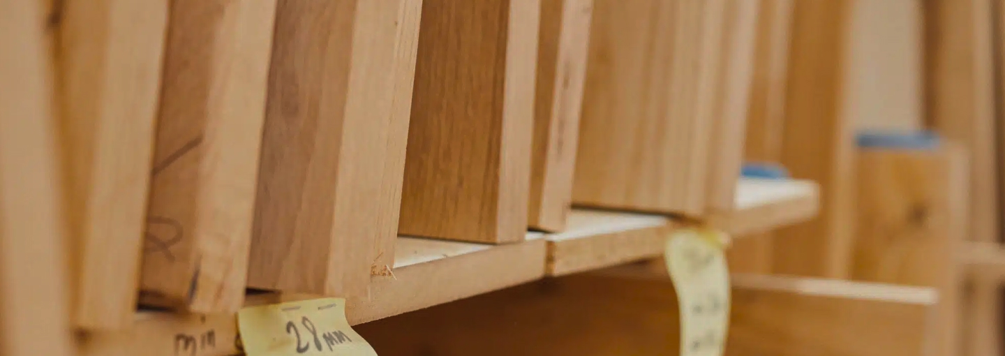 Nahaufnahme von exakt zugeschnittenen Holzplatten