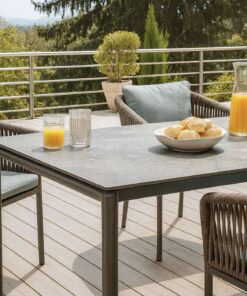 Moderner Gartentisch mit HPL-Platte in Anthrazit.