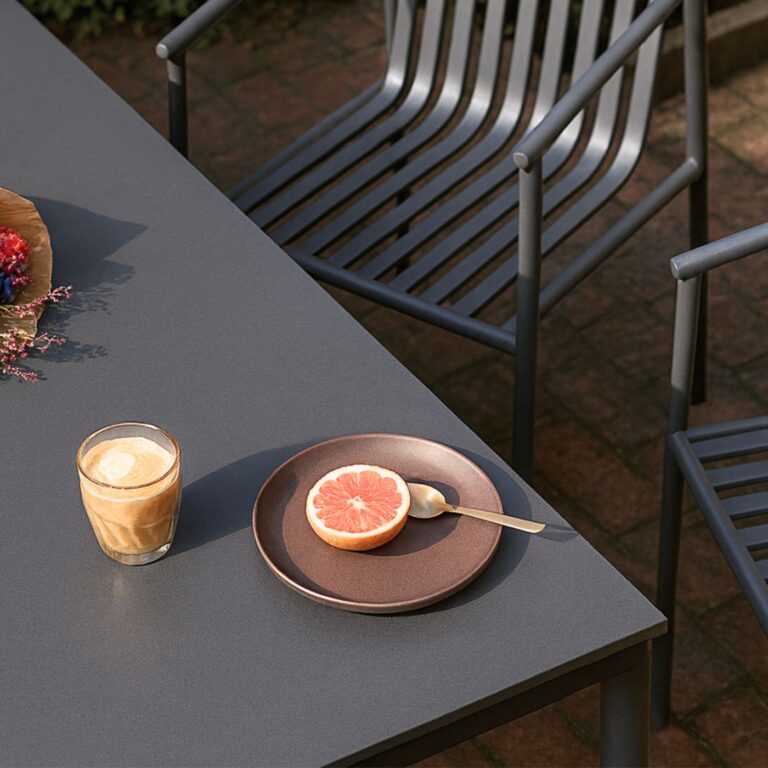 Moderner Gartentisch mit schwarzer HPL-Platte.