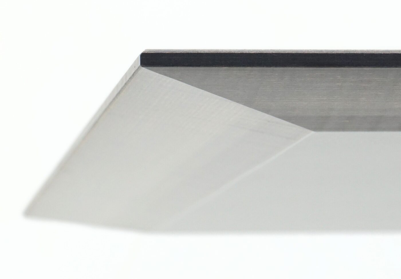 Detailaufnahme der Schweizer-Kante einer HPL-Platte