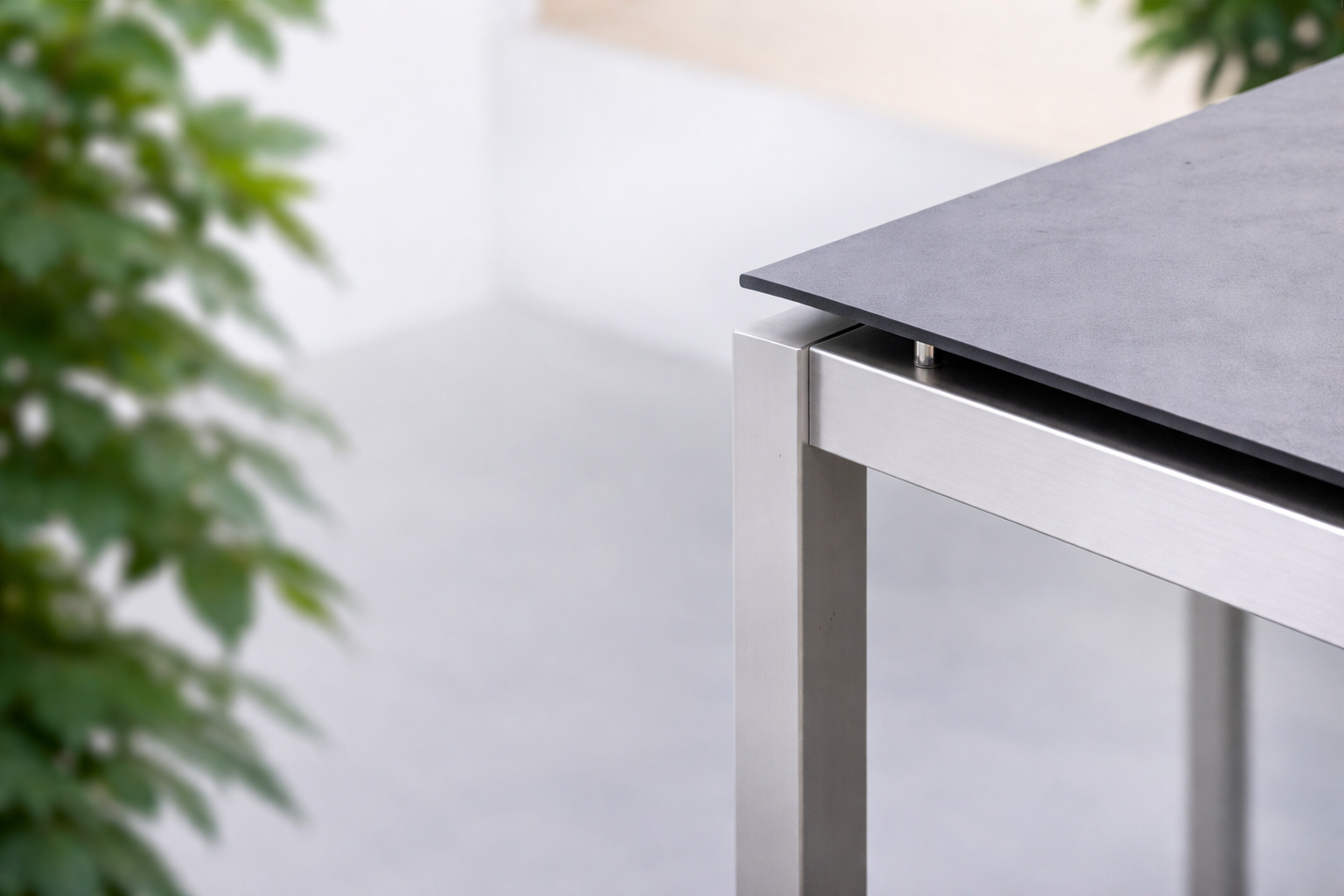 HPL überzeugt durch seine widerstandsfähige Oberfläche und klare Kanten, die modernes Möbeldesign langlebig und funktional machen.