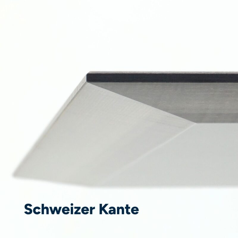Eine HPL-Platte zeigt eine abgeschrägte Schweizer Kante mit dunklem Kern auf weißem Hintergrund.