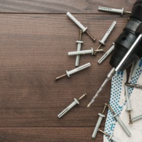 Hammer-Bohrer-Dübel verpackt mit goldfarbigen Schrauben.