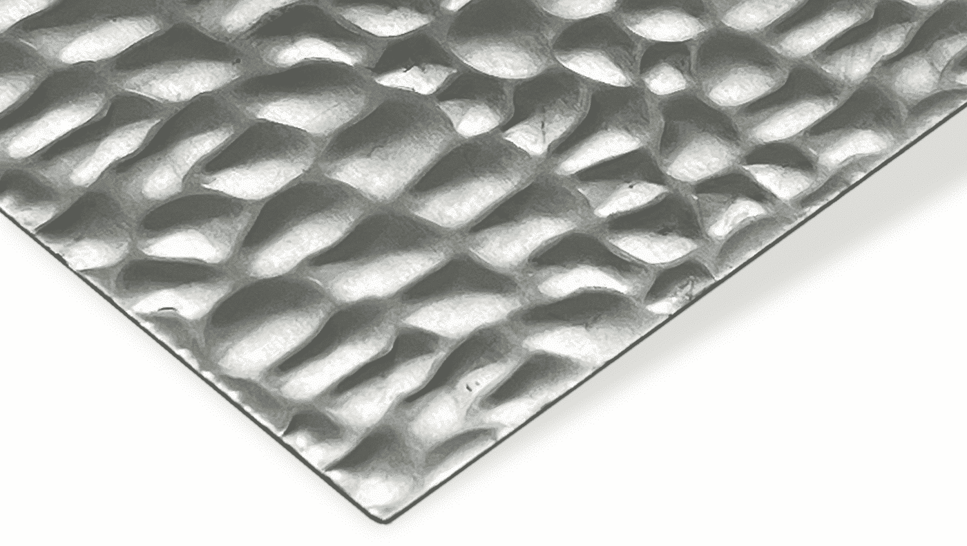 Die Hammerschlagstruktur auf Metall zeigt eine unregelmäßige, reflektierende Oberfläche mit charakteristischer Tiefe.