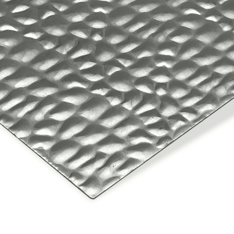 Strukturiertes Metallblech im Hammerschlag-Design mit reflektierender Oberfläche.