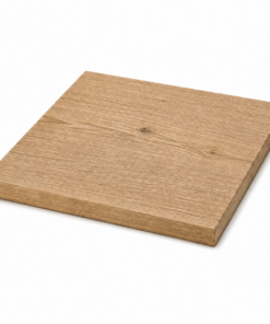 Heller Holzblock aus Eiche auf weißem Hintergrund