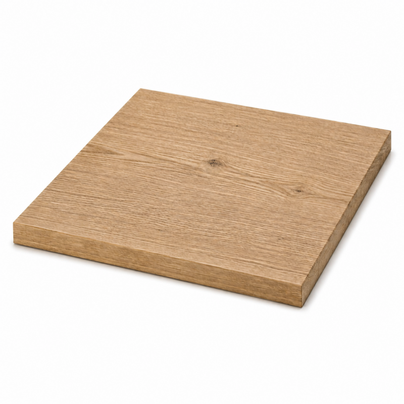 Heller Holzblock aus Eiche auf weißem Hintergrund
