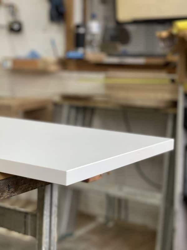 Weissfarbige Möbelbauplatte.