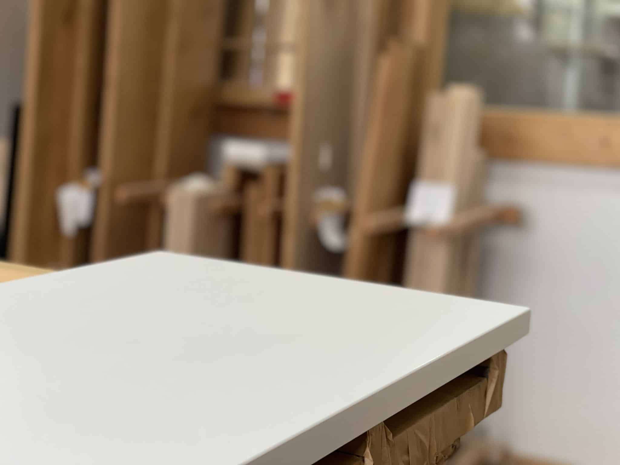 Weissfarbige Spanplatte in einer Werkstatt.