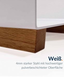 Ein weiß beschichteter Kaminholzständer steht auf einem Holzsockel.