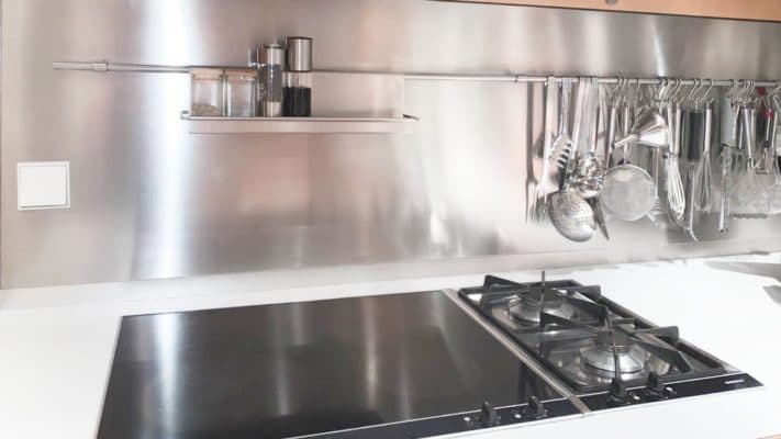 Küchenrückwand aus Edelstahl im Wunschmaß • Zuschnittprofi.de