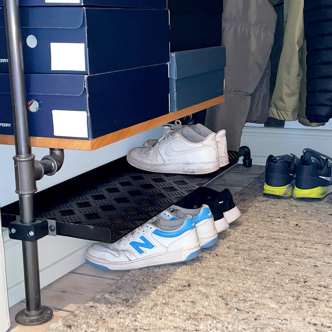 Schuhablage nach Maß im Kleiderschrank
