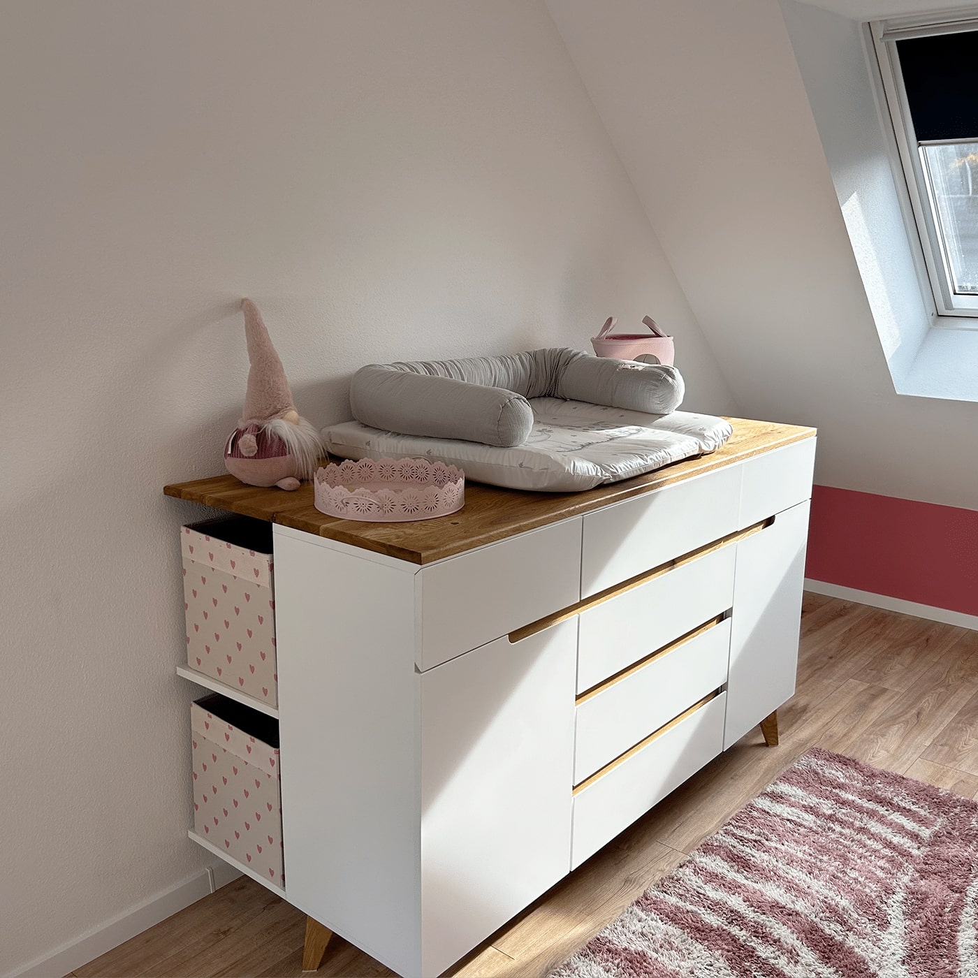Wickelkommode aus Dekorspanplatte mit Holzplatte im Kinderzimmer.