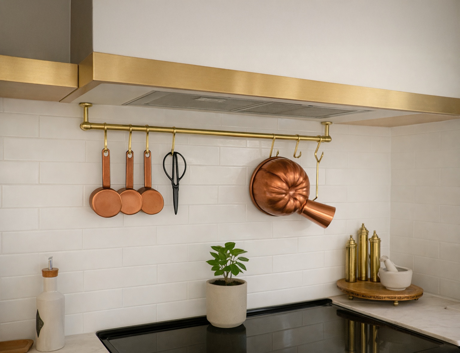 Kupfer und Messing ergänzen sich in der Küche zu einem warmen, zeitlos eleganten Gesamtbild.