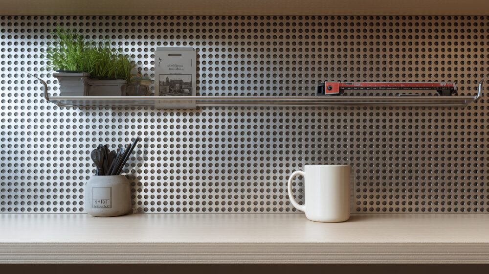 V2A Qg mit 3mm Durchmesser und Haken in heller Werkstatt.