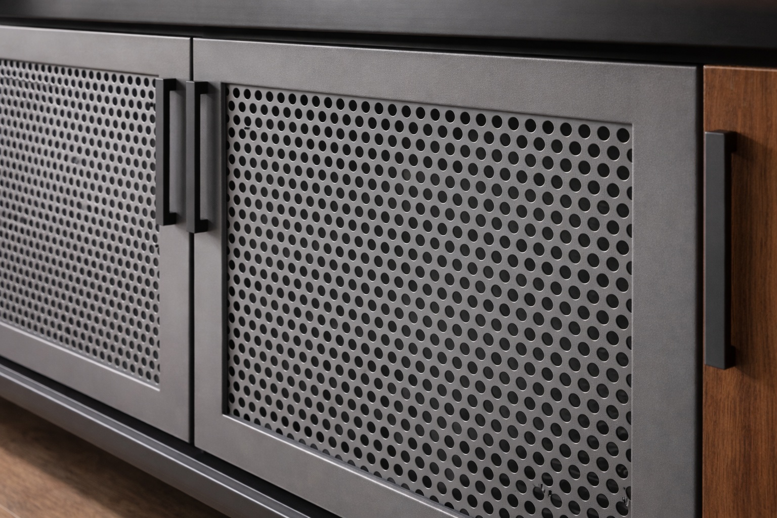 Ein Sideboard nutzt Lochblech zur diskreten Belüftung im Inneren.