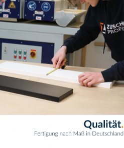 Handwerker fertigen individuelle Produkte nach Kundenwunsch in einer deutschen Werkstatt.