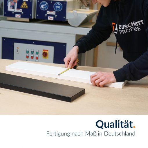 Handwerker fertigen individuelle Produkte nach Kundenwunsch in einer deutschen Werkstatt.