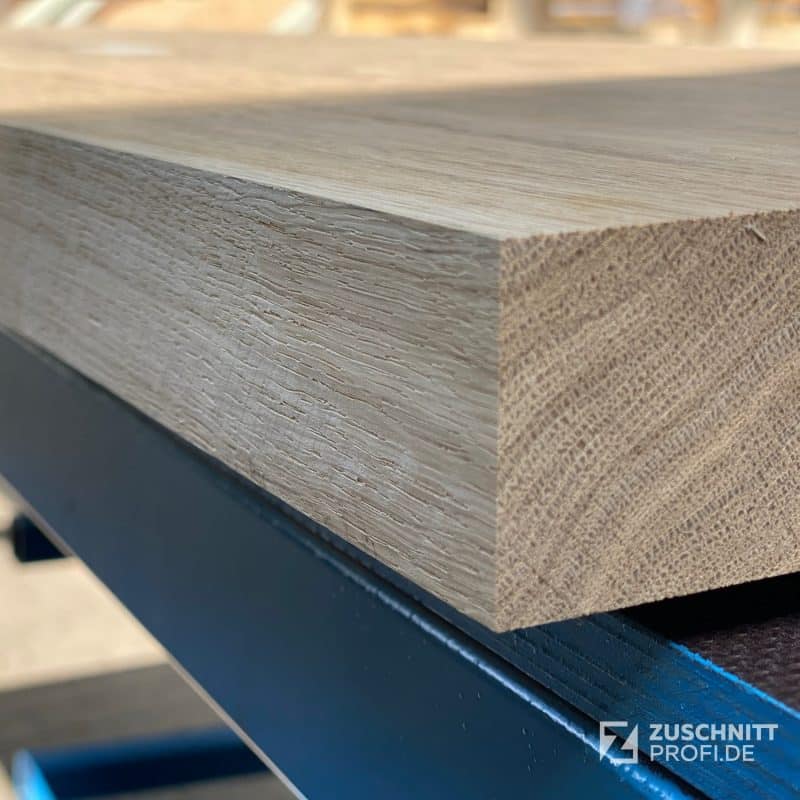 Massivholzplatte aus Eiche mit klarer Kantenansicht.