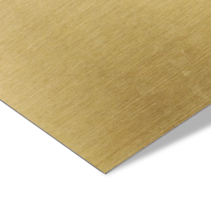 Gebürstetes Messingblech in Nahaufnahme mit warmem metallischem Glanz.