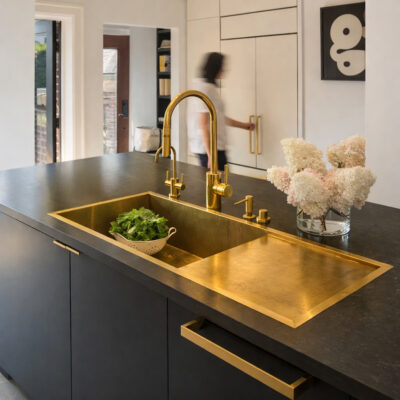 Messingblech setzt in der Küche warme Akzente und verbindet Funktionalität mit eleganter Materialwirkung.