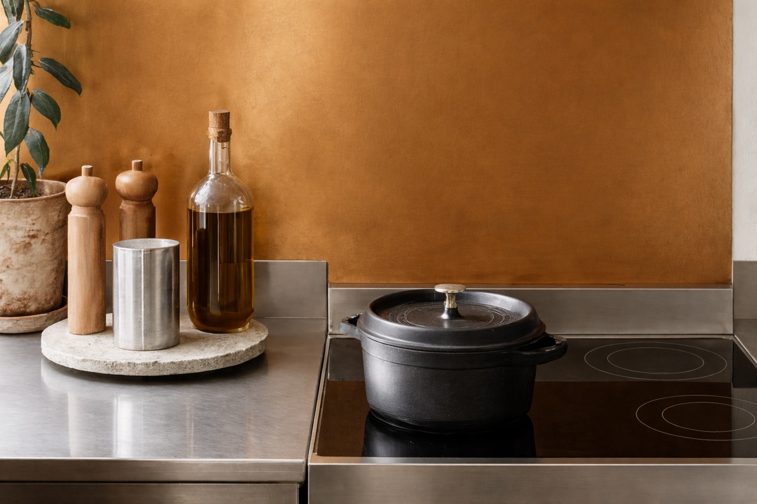 Eine warme Oberfläche aus Messingblech verleiht der Küche Tiefe, Charakter und eine ruhige, hochwertige Ausstrahlung.