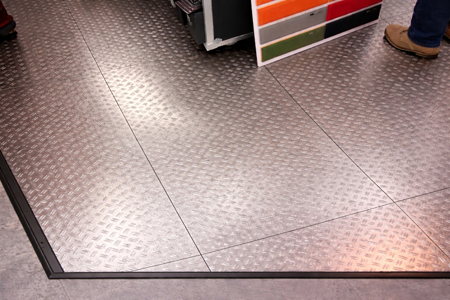 Ein Bodenbelag aus Aluminium Mini-Duett sorgt für rutschfeste Struktur und industrielle Optik.