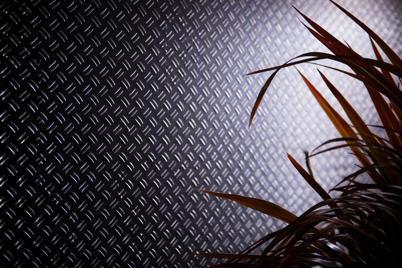 Aluminium Mini-Duett zeigt eine strukturierte Wandfläche mit gleichmäßigem Riffelmuster im Innenraum.