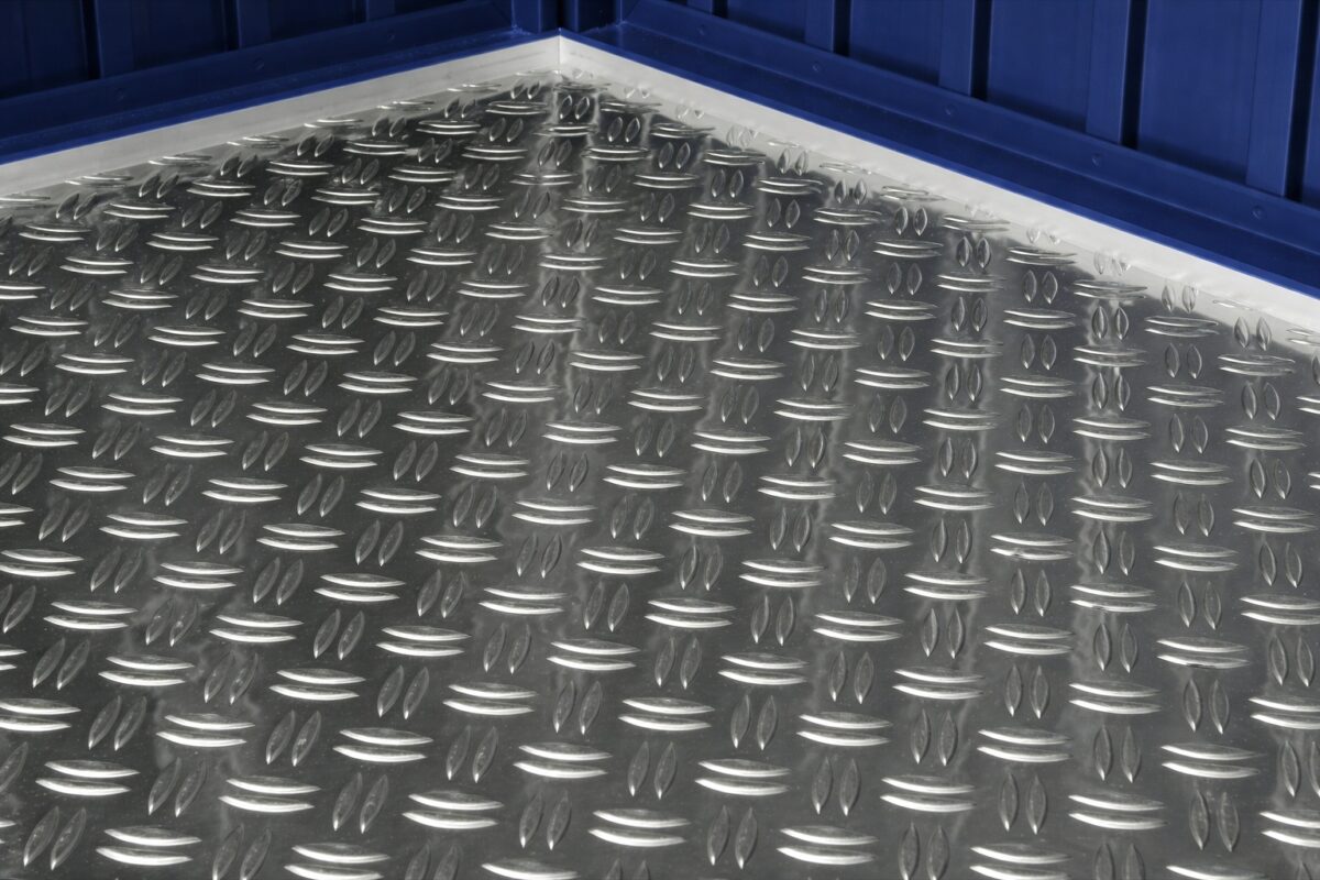 Detailaufnahme einer Aluminium-Trittfläche mit feinem Mini-Duett-Riffelblech-Muster.