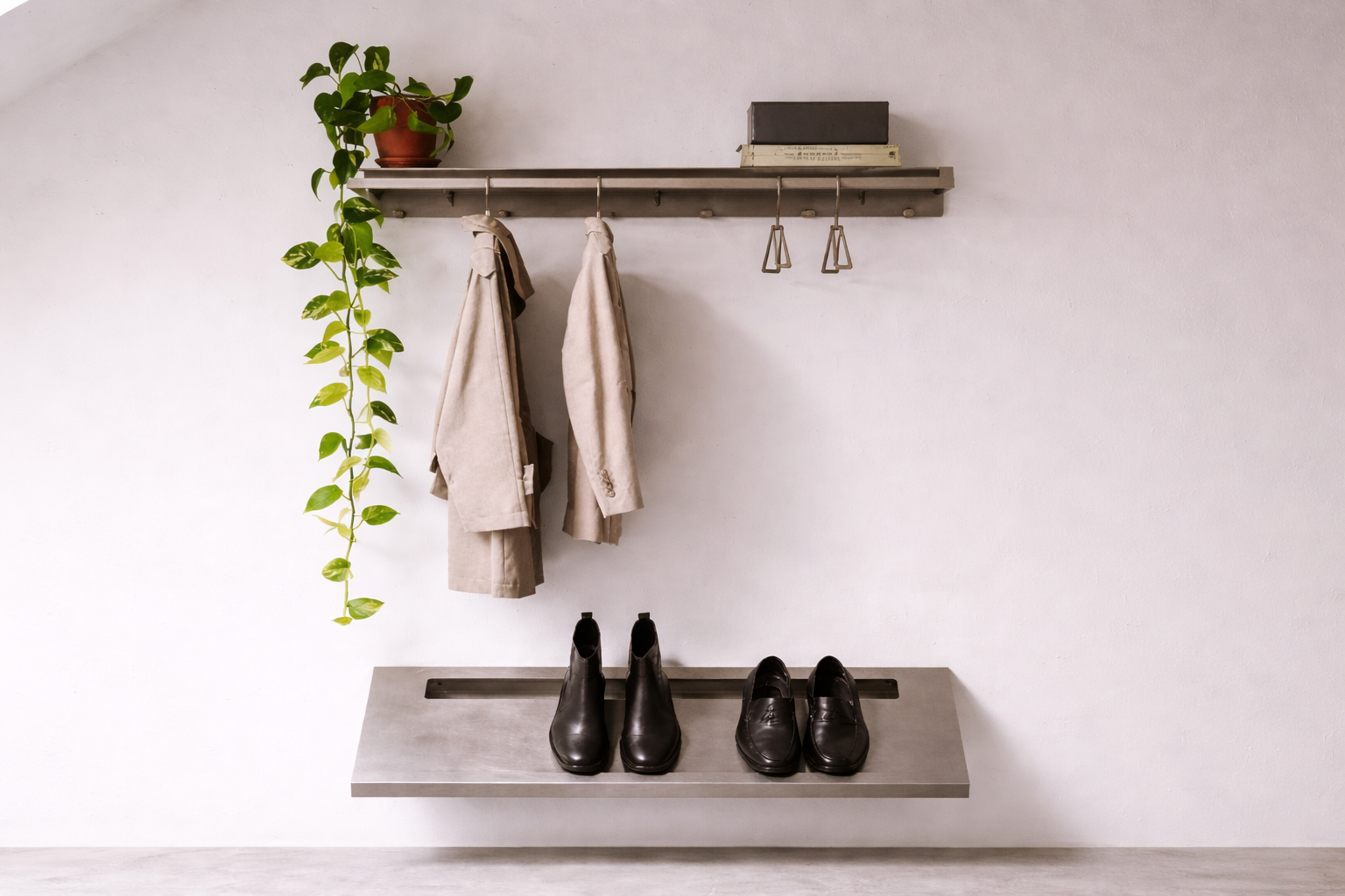 Eine Garderobe mit Edelstahlablage verbindet funktionales Design mit klarer, reduzierter Innenraumgestaltung.