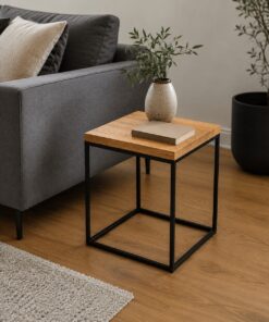 Beistelltisch mit Eichenplatte steht neben einem grauen Sofa mit Vase.
