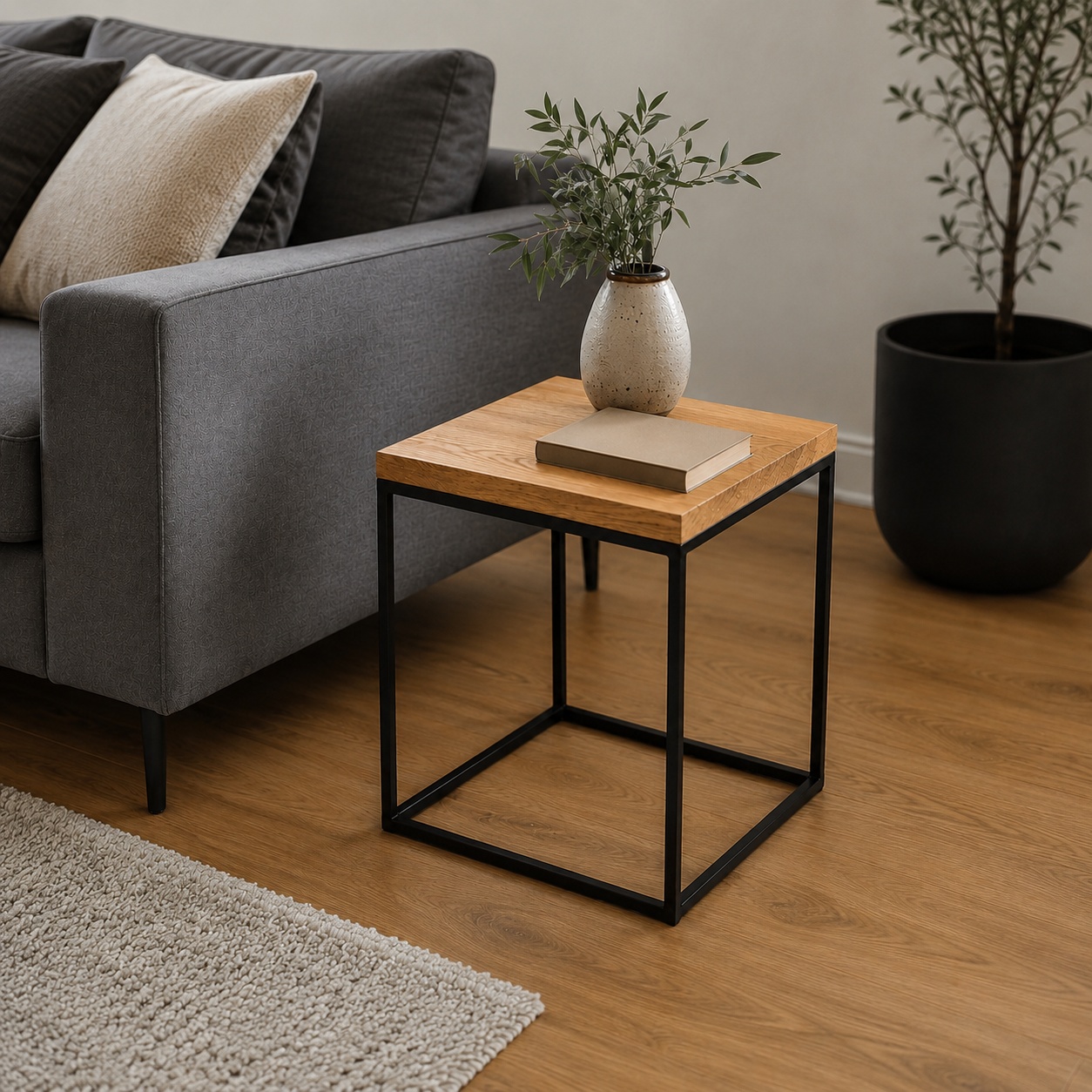 Beistelltisch mit Eichenplatte steht neben einem grauen Sofa mit Vase.