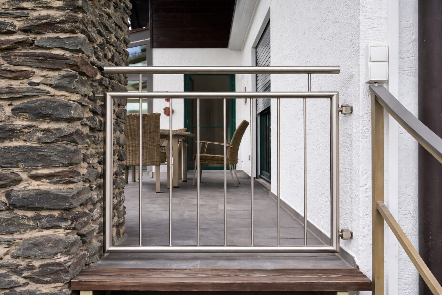 Ein Edelstahlgeländer ergänzt den Außenbereich mit stabiler Konstruktion und zeitloser Optik.